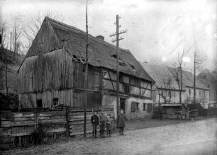 Das "Häckel"-Haus : altes Fachwerkhaus, um 1900 abgerissen, ganz rechts im Bild Gasthof "6 Linden"