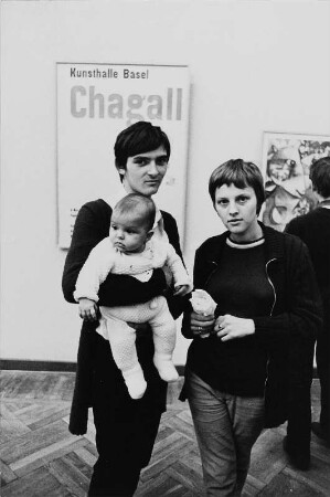 Junge Familie mit Säugling im Museum