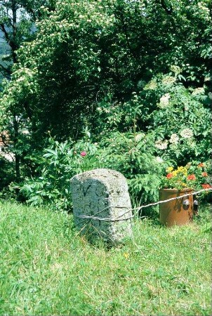 alter Grenzstein am Kirschberg sö der Ortslage