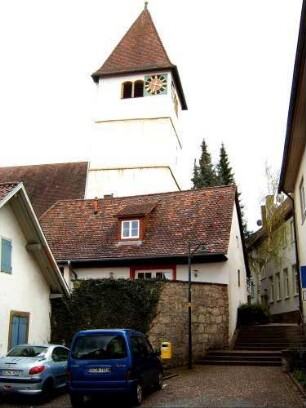 Kirche von Osten über Kirchturm (im Kern Romanisch) in erhöhter Lage am Ortsrand