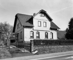 Wohnhaus und Einfriedung; Lauterbach, Vogelsbergstraße 60