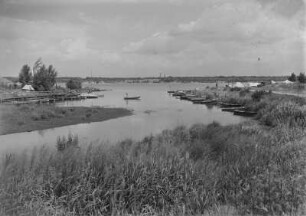 Knappensee : Lohsa-Groß Särchen. Knappensee, aufgelassener Braunkohlentagebau (Tagebau-Restloch, 1951-1953 durch Flutung des Braunkohletagebaus Grube Werminghoff). Im Hintergrund Brikettfabrik Knappenrode