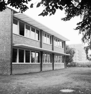 Grundschule: Soltausredder: Erweiterungstrakt nach Inbetriebnahme: davor Schulhof mit Bäumen