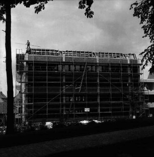 Mewesstraße: Amt Bad Oldesloe-Land: eingerüsteter Rohbau des Amtshauses und der Kreisverwaltung Stormarn [später Gebäude E]: links auf Dach Arbeiter: vorn Kurparkhügel
