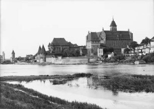Marienburg (Malbork/Polen). Ordenschloss. Gesamtansicht von Westen über die Nogat, von links nach rechts: Brücktor, Hochmeisterpalast Mit Sommer- und Winter-Remter und Hochschloss
