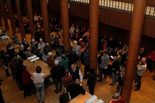 Freihandbereich (Ebene -2) : Besucher im Freihandbereich (Ebene -2)