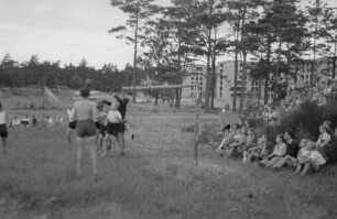 1. Zentrales Pionierlager "Georgi Dimitroff" in Prora auf Rügen : Pioniere bei einem Fußballspiel