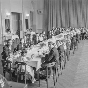 Hochzeit : Gruppenbildnis einer Hochzeitsgesellschaft in einem Gasthof
