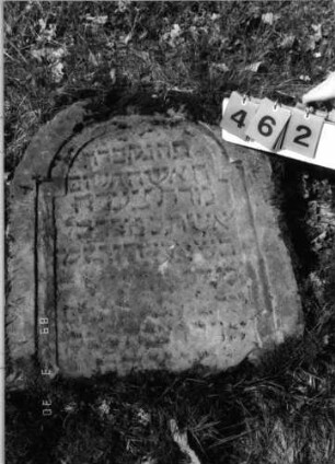 Grabstein 462 (Index: 99791793) Material: Sandstein Zustand: stark verwittert mit Textverlust, Stele liegend Maße HxBxT: 78x67x14 cm Beschreibung: Stele, leicht eingezogener Rundbogenabschluß, Schriftfeld eingetieft: Grabstein 462