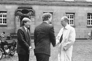 Freiburg im Breisgau: Edzard Reuter, Vorstandsvorsitzender bei Mercedes-Benz, vor dem Regierungspräsidium