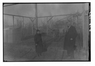 Etha und Hans Richter vor einem Käfig