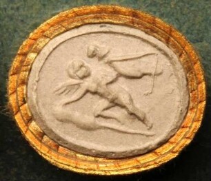Niedergeworfener Cupido, auf ihm sitzt eine Heuschrecke (Daktyliothek, Supplement)