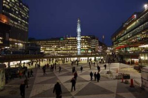 Stockholm - Geschäftszentrum am Abend : City, Geschäftszentrum, rechts Kulturhuset, aufgenommen 2006 in Stockholm