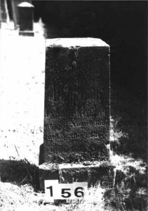 Grabstein 156 (Index: 100085437) Maße HxBxT: 63x35x18 cm Beschreibung: Rechteckige Stele, Sockel: Grabstein 156