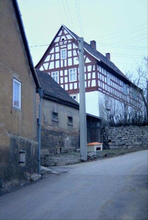 Fachwerkhaus wie voriges Bild, Giebelseite; Dorfstraße