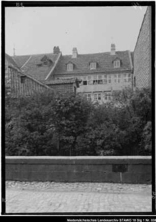 Fischerstraße mit Okermauer, Ansicht auf Hinterhaus Große Kirchstraße (älterer Positivabzug vorhanden) Enthält: Platte 14 (eingeritzt: 9)