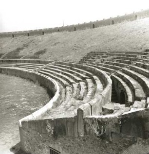 Pompeji. Amphitheater. Nordwest-Haupteingang. Blick auf die Cavea