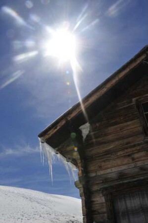 Zermatt - Helles Sonnenlicht : Die Sonne scheint auf eine hölzerne Berghütte auf dem 3089 m hohenm Gornergrat. Aufgenommen am 17. Mai 2010 in Zermatt