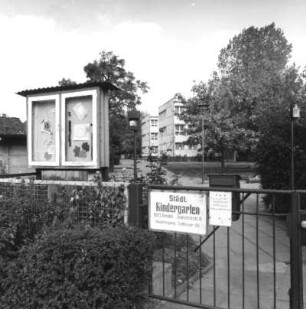 Dresden-Trachau, Industriestraße 6. Städtischer Kindergarten. Eingang mit Schaukasten