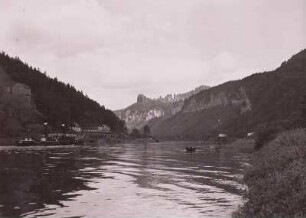 Elbtal bei Schmilka. Schaufelradschlepper. Blick elbabwärts, im Hintergrund die Vorderen Schrammsteine