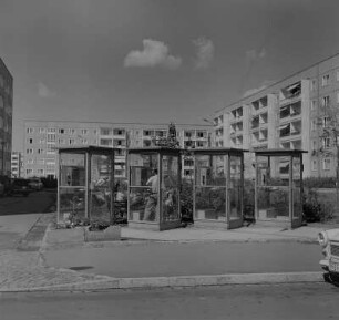 Dresden. Wohnbebauung mit Telefonzellen