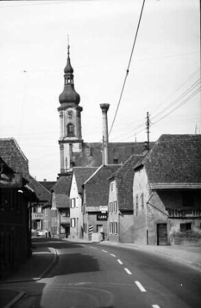 Herbolzheim: Bundesstraße mit Stadtkirche