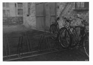 Industrie-Kraftwerk. Fahrräder in einem Fahrradständer an einer Werkstraße : Lauta (Niederlausitz). Industrie-Kraftwerk. Fahrräder in einem Fahrradständer an einer Werkstraße