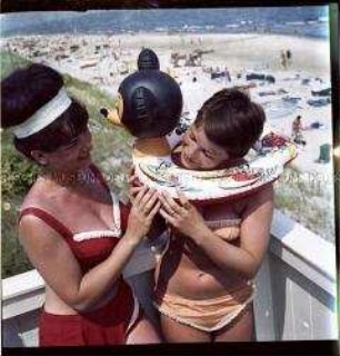 Zwei junge Frauen am Ostsee-Strand