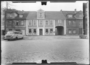 Potsdam, Otto-Nuschke-Straße (Lindenstraße). Wohnhaus mit Laden und Durchfahrt. Straßenfront