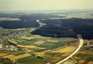 Trassierung, Blick in Richtung Ulm Im Vordergrund Nordportal des Agnesburgtunnels