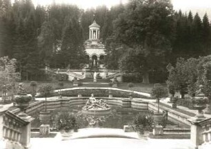 Schloss Linderhof : Oberbayer. Schloß Linderhof (Graswangtal). Blick auf Becken, Terrassen und Pavillon in der Mittelachse der Vorderfront des Schlosses