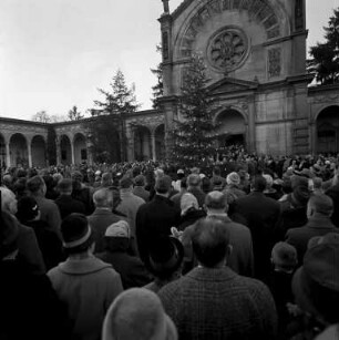 Weihnachtskonzert des Musikvereins Harmonie und der Chorgemeinschaft Weigel am Heiligen Abend vor der Friedhofskapelle auf dem Hauptfriedhof.