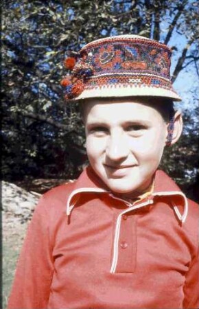 Huta Certeze: Jungen-Trachten mit farbigen Käppis