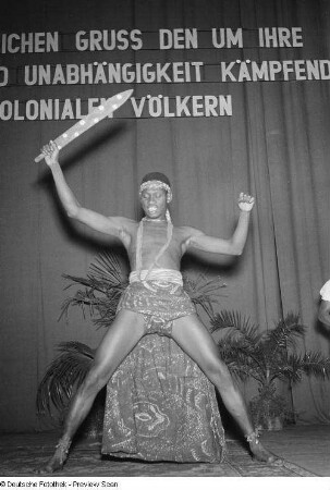 Auftritt eines afrikanischen Ensembles unter der Leitung der Dichters Keita Fodeba in der Kongresshalle