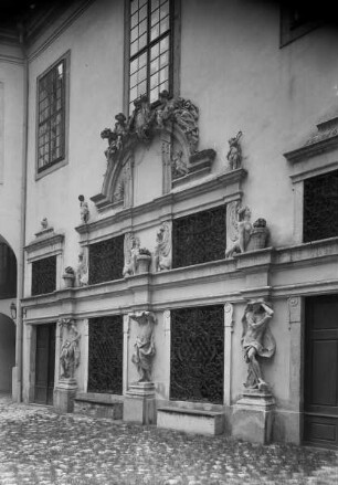 Arkade mit Atlanten, Sphingen, Putten und dem Dietrichsteiner Wappen