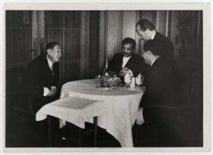 Nikolaus Titulescu und Pierre Laval beim Lunch im Genfer Hotel des Bergues. links: Nikolaus Titulescu, Mitte: Pierre Laval