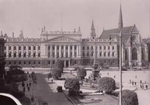 Leipzig, Augustusplatz : Leipzig. Augustusplatz. Blick über den Mende-Brunnen gegen Augusteum und Paulinerkirche