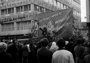 Freiburg: Freiburger Fasnet 1973 [Umzugswagen der Freiburger Hexen e.V.]