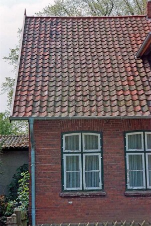 Allee 1: traufständiges Wohnhaus aus Backstein: Straßenfront, Teilansicht links: Sprossenfenster, Regenrohr: links an Giebelseite Wintergarten [angeschnitten]: 5. Mai 1994