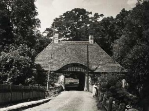 Mittlere Grenzmark. Stadt Meseritz. Pförtnerhaus auf der Schlossinsel und Brücke über den Wassergraben