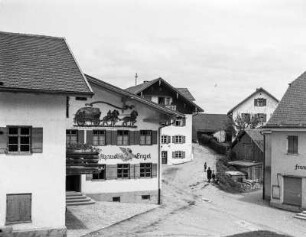 Pfronten, Dorfstraße mit Gasthaus Engel
