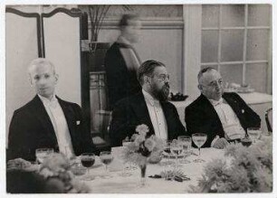 Bankett der japanischen Delegation in Genf. von links nach rechts: Excellenz Guillermo de Blanck (Delegation Cuba), Albert Thomas (Direktor des Internationalen Arbeitsamtes), Excellenz Mariano H. Cornejo (Peru, Gesandter in Paris)
