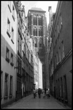 Danzig, Gdansk: Gasse mit Turm der Marienkirche