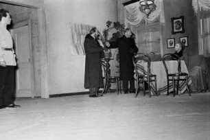 Szenenbilder aus " Die Familie" von I. Popow mit H. Thate, F. Nowack, K. F. Feudel, K. Weber, H. Scholz, E. Meyer, J. Thomas, L. Loebinger, H. Dieckhoff, S. Haacker, Maxim-Gorki-Theater, Premiere 02.12.1953