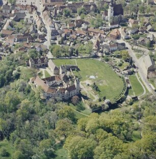 Strehla. Stadtteilansicht mit Schloß (erste Erwähnung 1002) und Stadtkirche (15. Jh.). Luftbild-Schrägaufnahme von Nordosten