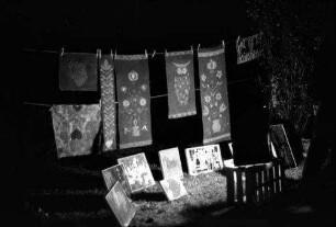 München, Schwabing: Gemälde-Ausstellung, Wandbehänge