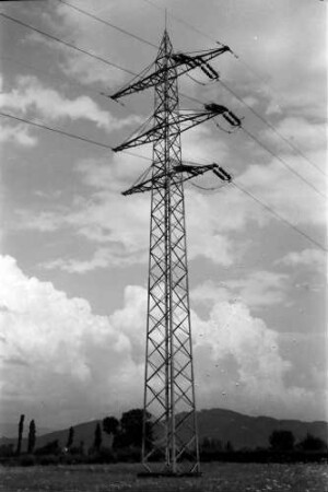 Freiburg, Lehen: Hochspannungsmast, 20000 Volt Leitung, bei Lehen