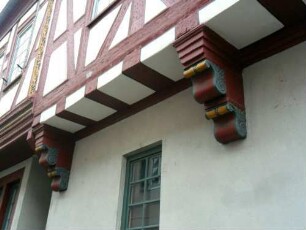 Stadtbild - Einhardshaus (1596) am Marktplatz aus Wolfstraße über Traufseite - Ornamentierte Knaggen in Farbigkeit mit aufgehendem Fachwerk