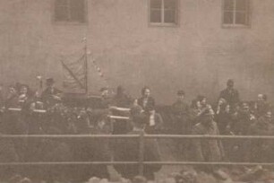 Elbschiffer, Schifferfest in Herrnskretschen. Das Kahnmodell mit Mast und Wimpeln auf einem Traggestell