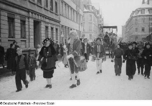Kostümierte Narren bei einem Karnevalsumzug durch Markkleeberg
